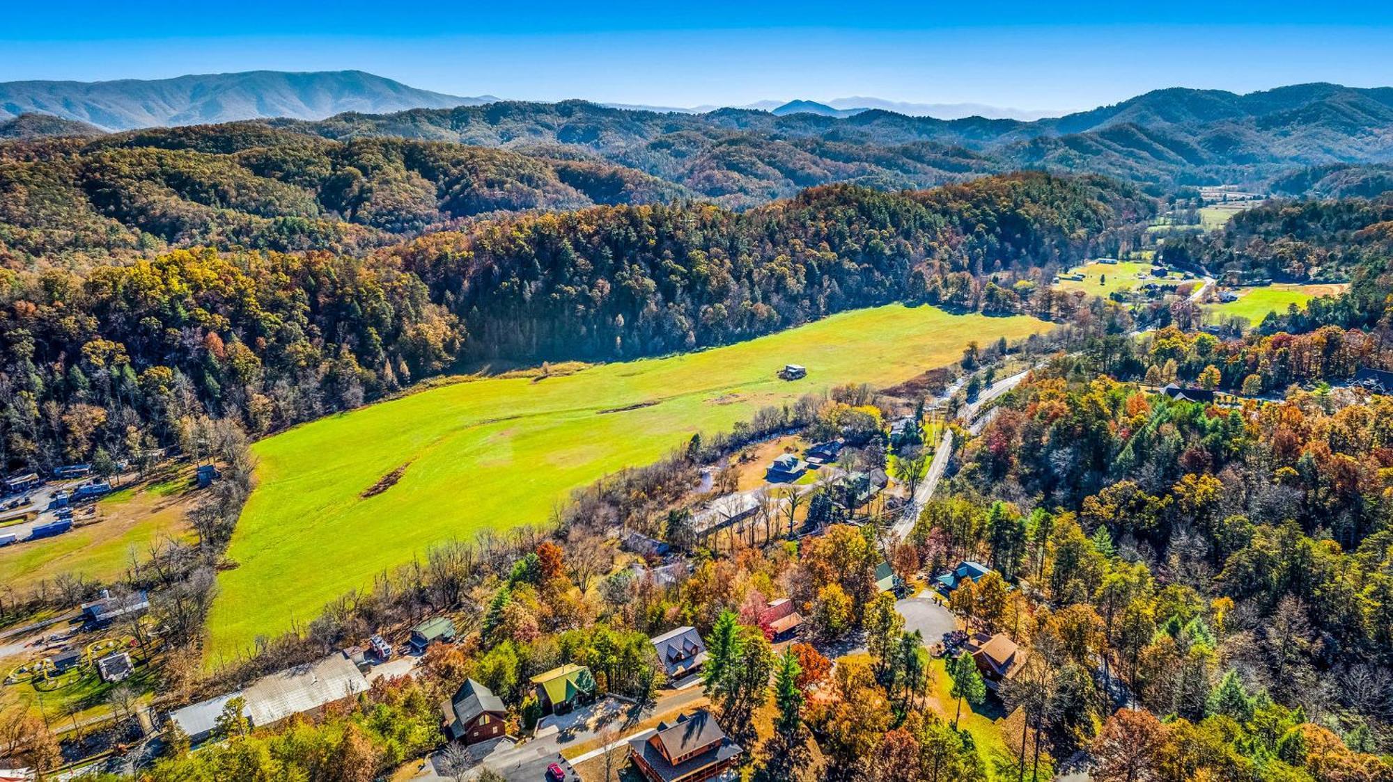 Bearfoot Pines - True Log Cabin - Wi-Fi, Hot Tub, Fishing, Deck With Views! - Mins To Pf Sevierville Extérieur photo